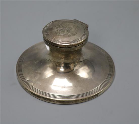 A George V silver capstan inkwell, 14.8cm.